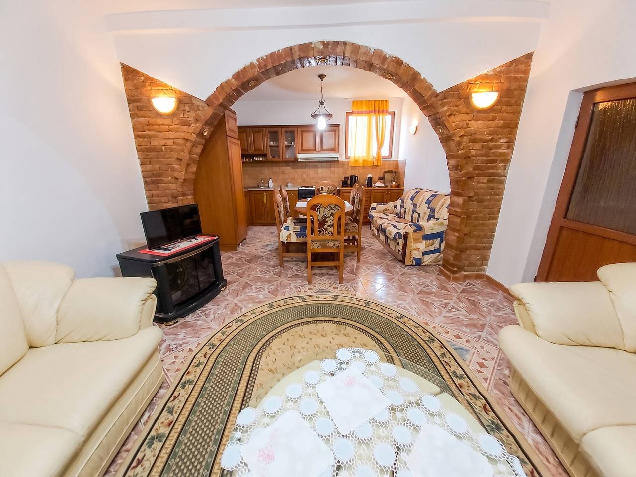Romslig hus i Berat med sikker parkering. in Albania