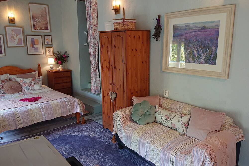 Entire Cosy cottage with pool idyllic location close to Aubeterre Amazing Value! in Saint-Romain, Charente