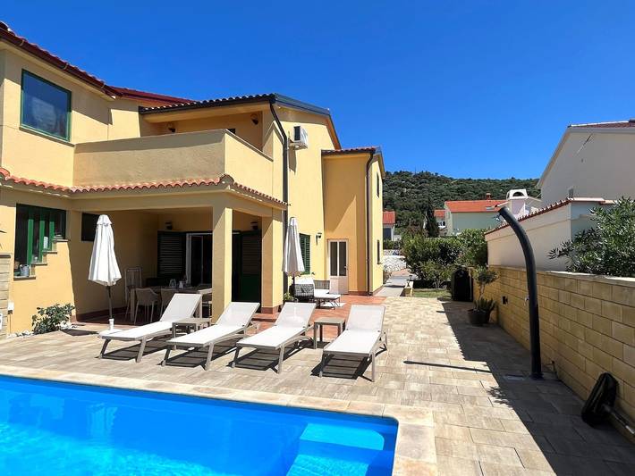 Ferienhaus für 6 Personen, mit Balkon und Garten sowie Pool auf Rab