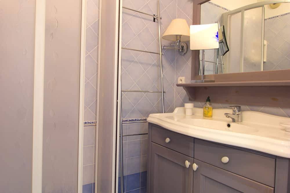 Appartement entier, Golfe Juan - 4 Personnes - Vue Mer - Piscine - Garage in Golfe-Juan, Vallauris