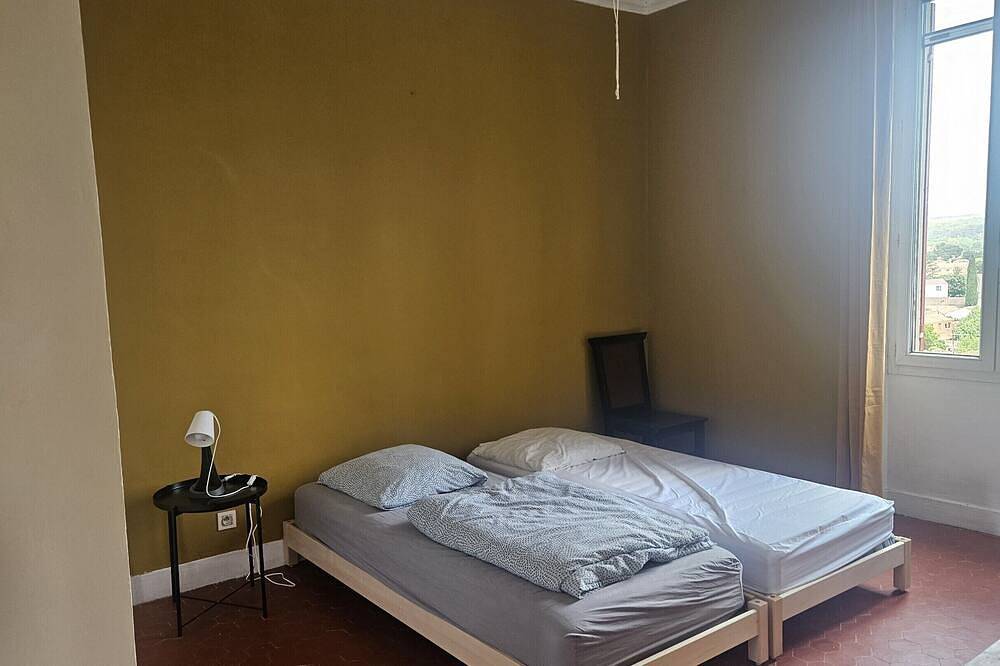 Entire apartment, Apartment-Apartment-Ensuite with bath and shower-Countryside view in Gardanne, Mediterranean Coast (France)