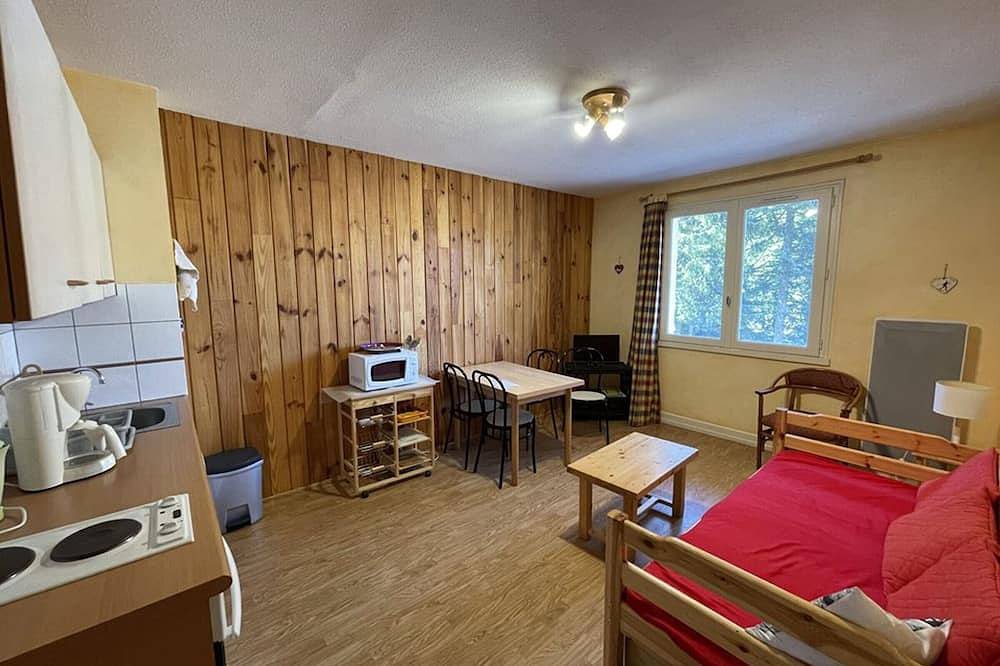 Entire apartment, Cozy T2 with Pool, Near Slopes, Parking & Pet-Friendly in Le Lioran, Laveissière