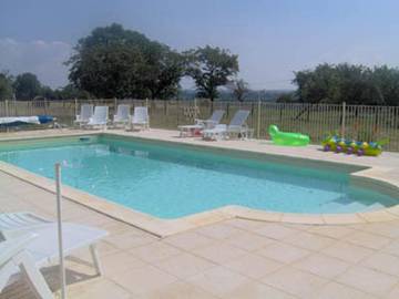 Gîte pour 6 personnes, avec jardin ainsi que terrasse et piscine à Naussannes