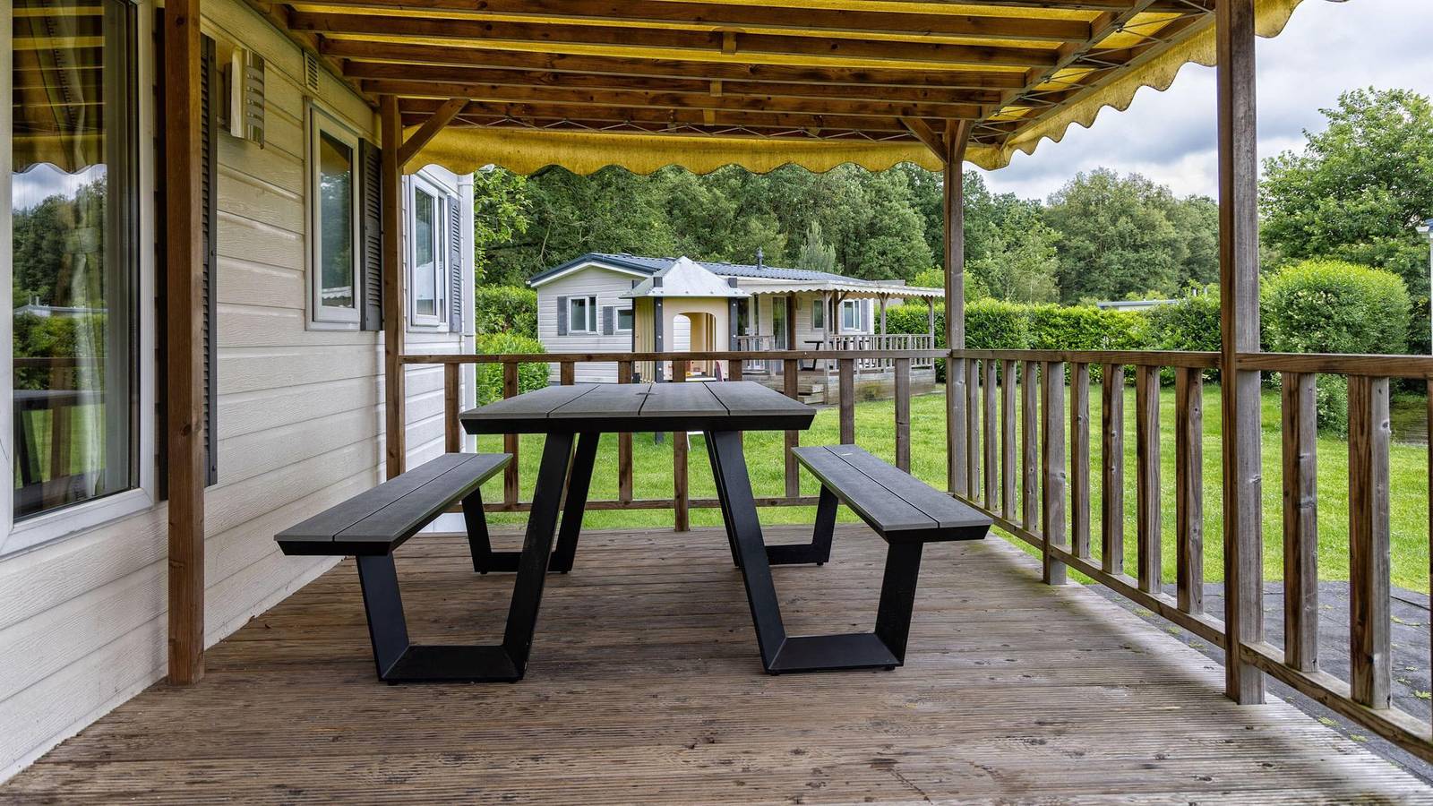 Recreatiepark Duinhoeve — Veranda Chalet | 5 Personen (3 Schlafzimmer) in Nordbrabant