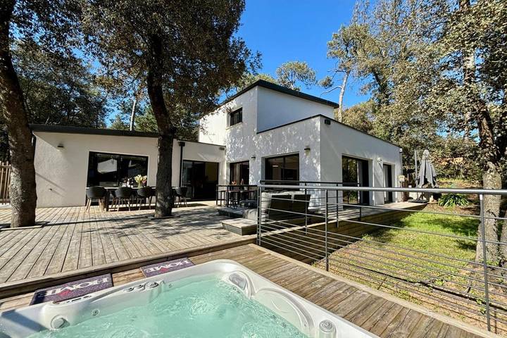 Location de vacances pour 8 personnes, avec jardin et jacuzzi dans Plage des Dunes (Bretignolles-sur-Mer)