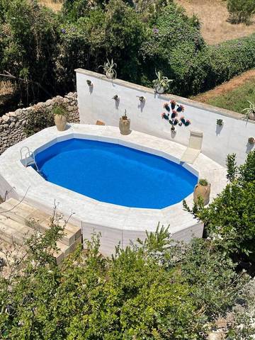 Gîte pour 4 personnes, avec vue ainsi que jardin et piscine à Calimera