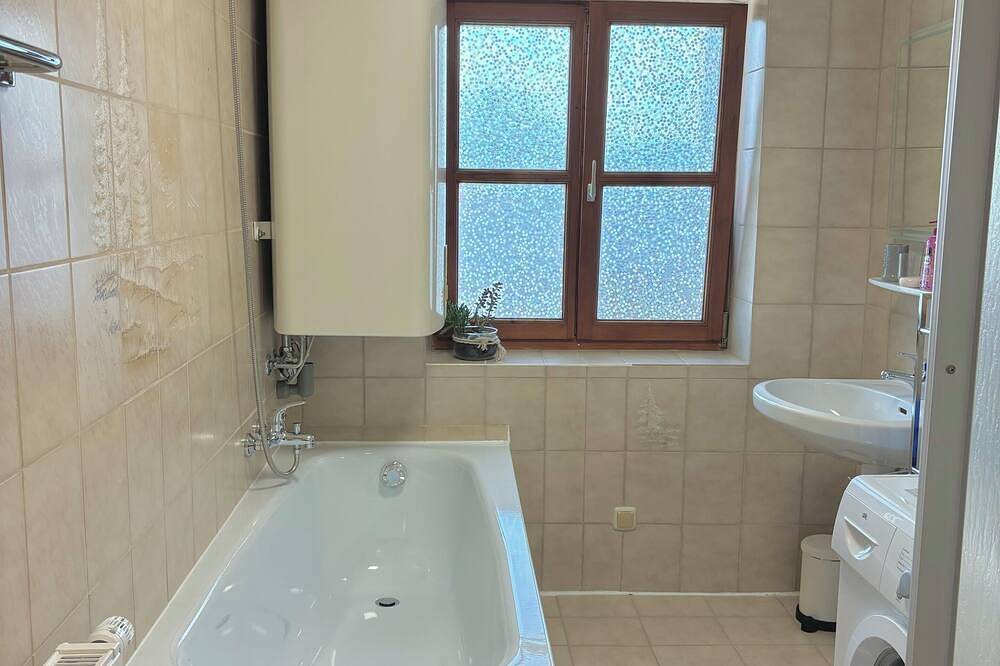 Ganze Wohnung, Gästehaus \"Seeblick\" Helle Terrassenwohnung am Wallersee v. den Toren Salzburgs in Seekirchen am Wallersee, Bezirk Salzburg-Umgebung