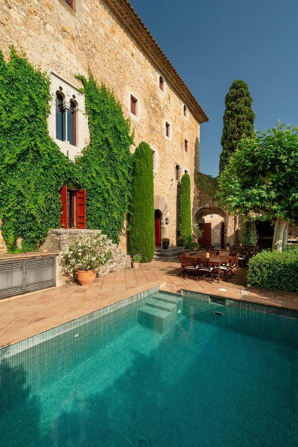 Location de vacances pour 28 personnes, avec piscine ainsi que vue et terrasse, animaux acceptés à Sant Mori - 2