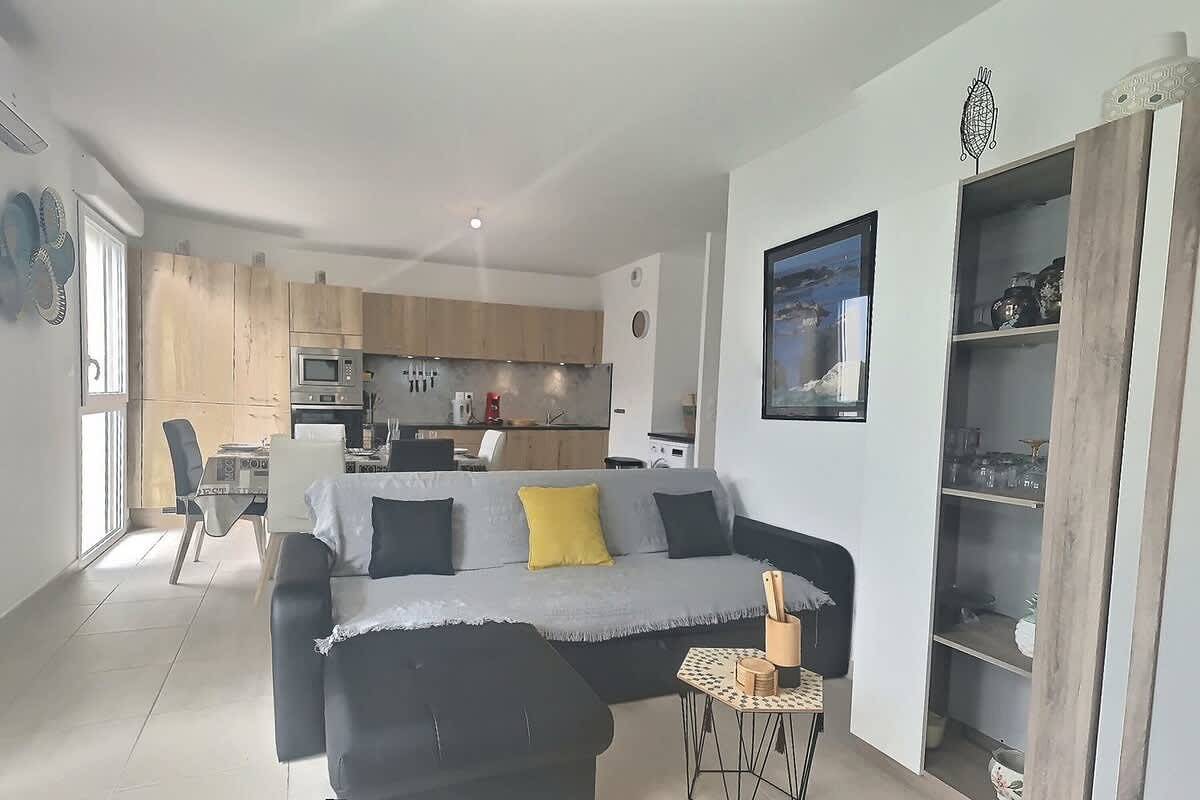 Entire apartment, Loggia Verde -Cosy apartment with terrasse 450m fr in Sérignan, Côte d'Améthyste