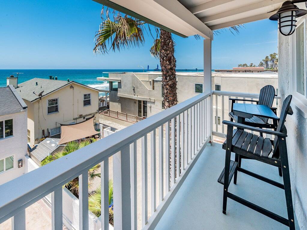 Ganze Wohnung, Genießen Sie den Meerblick aus der Vogelperspektive von Pacific Villas Unit Four in Oceanside, San Diego County