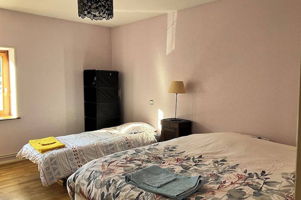 Entire apartment, Self-catering cottage in renovated Vosges farmhouse between town and forest. in Remiremont, Épinal region