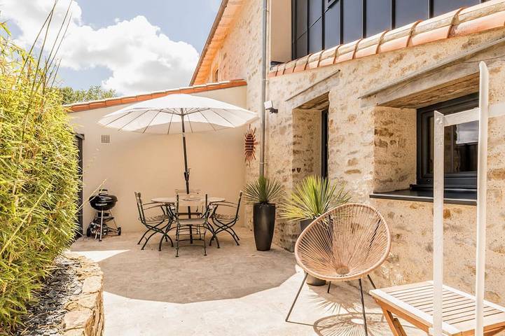 Gîte pour 2 personnes, avec piscine et jardin