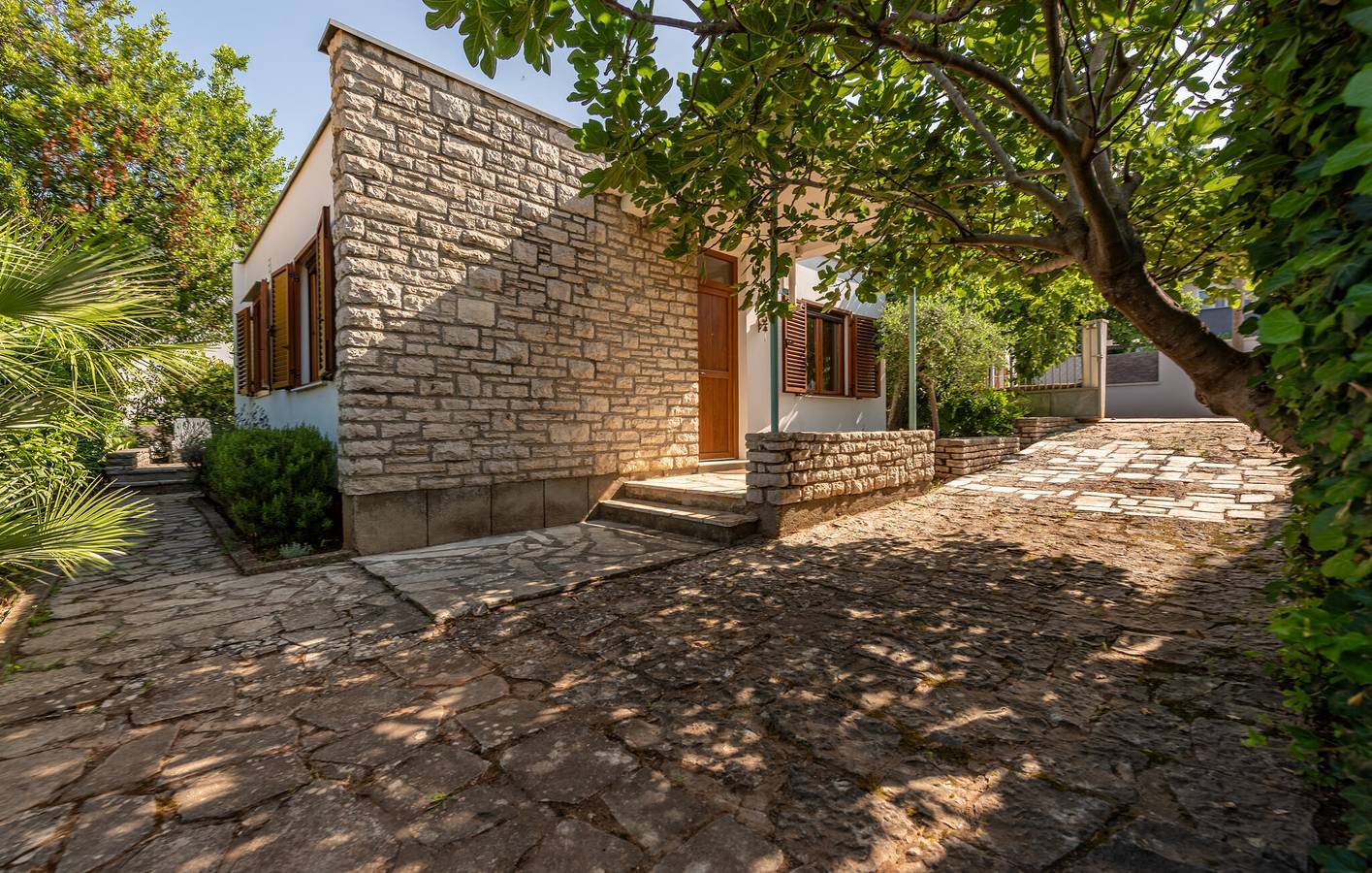 Appartement confortable avec terrasse, Wi-Fi et parking, à 1,5 km de la plage in Ville de Zadar, Zadar (Municipality)