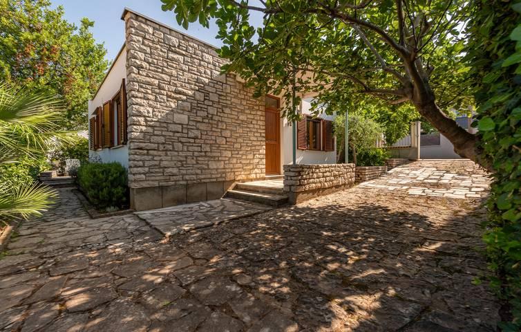 Gemütliche Wohnung mit Terrasse, WLAN und Parkplatz, 1,5 km vom Strand entfernt in Zadar Stadt, Zadar (Kommun)