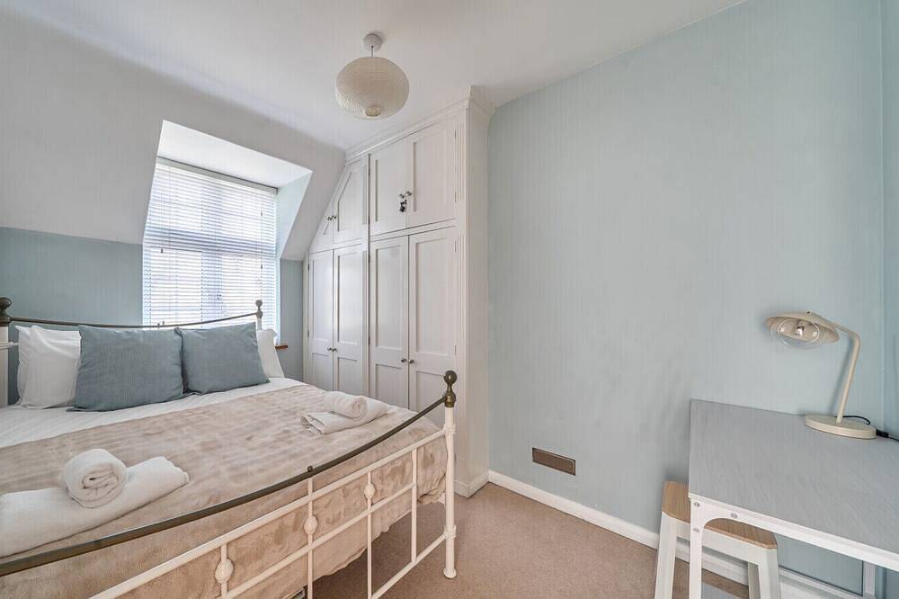 Spacious Surrey Home | Garden | Fast London Links - Pass the Keys in Woking, Surrey