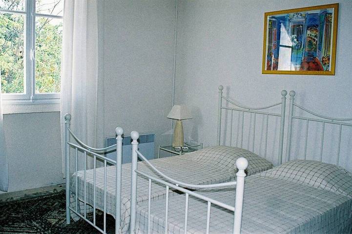 Location de vacances pour 10 personnes, avec terrasse ainsi que jardin et piscine à Peypin - 2