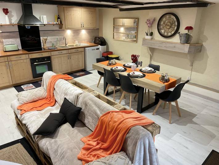 Gîte pour 4 personnes, avec Terrasse ainsi que Jardin et Vue à Cousance