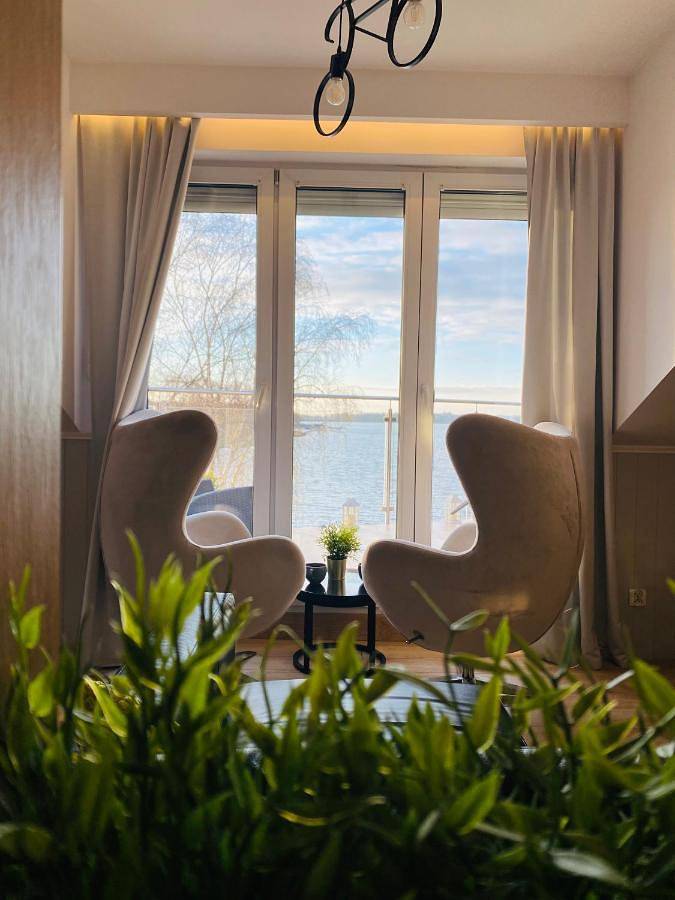 Apartament wakacyjny dla 4 osób, z widok na jezioro i widok oraz taras w Ostróda