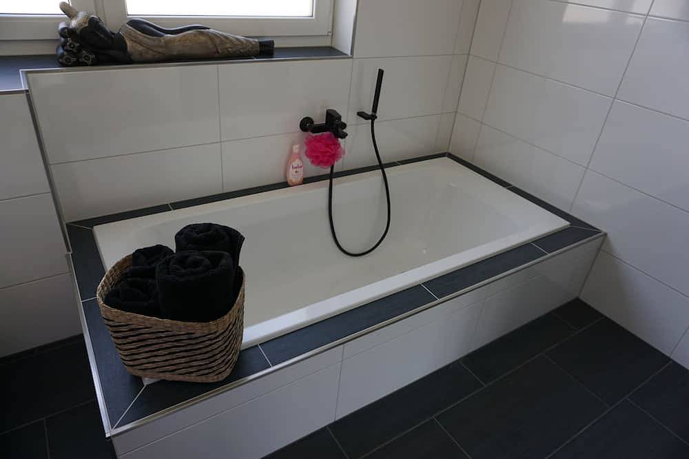Ganze Wohnung, Apartments- Saaldorf Wg 6 mit Balkon und Blick auf den Stausee in Saaldorf, Bad Lobenstein