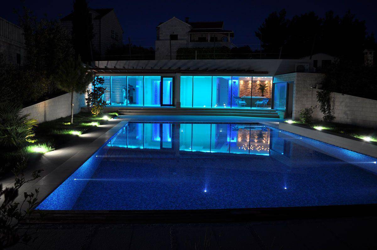 Geheel vakantieappartement, Light studio apartment with private sunny balcony in Splitska, Brac