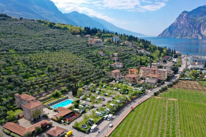 Camping pour 5 personnes, avec Terrasse et Jardin ainsi que Piscine et Vue à Riva del Garda