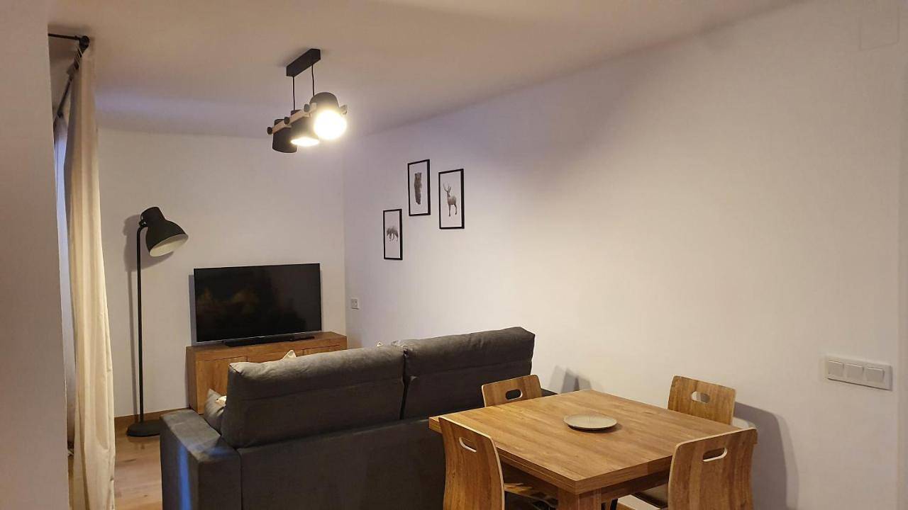 Apartamento entero, Xia Apartaments con acceso a piscina in Port Ainé, Rialp