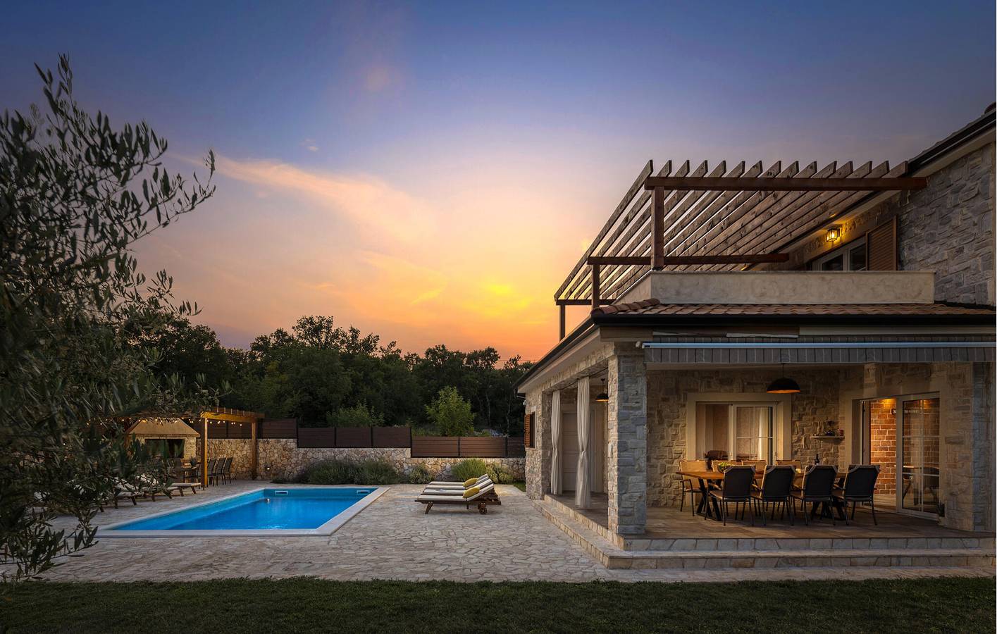 Charmantes Apartment mit Pool, WLAN und Parkplatz, 2,5 km vom Stadtzentrum von Kras entfernt in Gostinjac, Krk