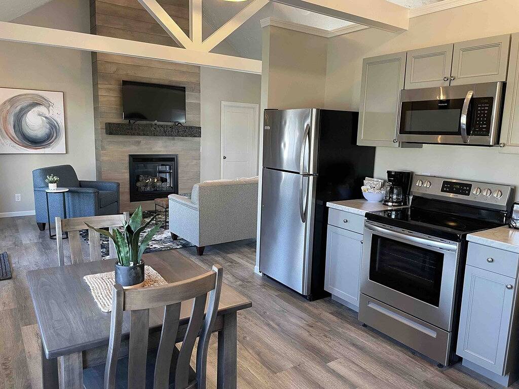 Romantic Cottage with Kitchen & Private Hot Tub in Holmes County