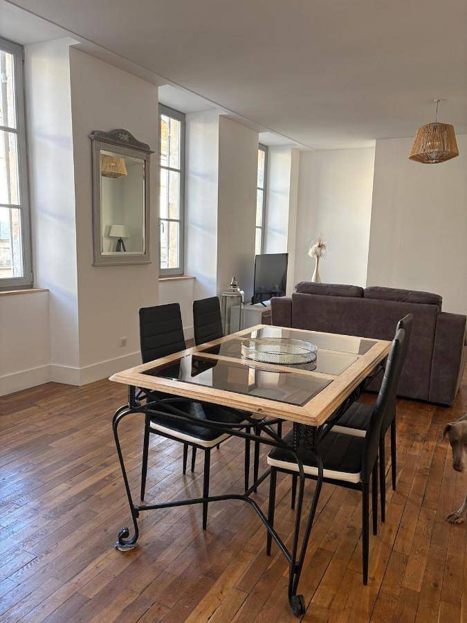 Appartement entier, One-Bedroom Apartment in Saint-Céré, Lot