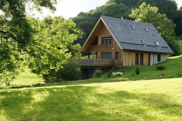 Maison de campagne pour 8 personnes, avec jardin et balcon à Égliseneuve-d'Entraigues