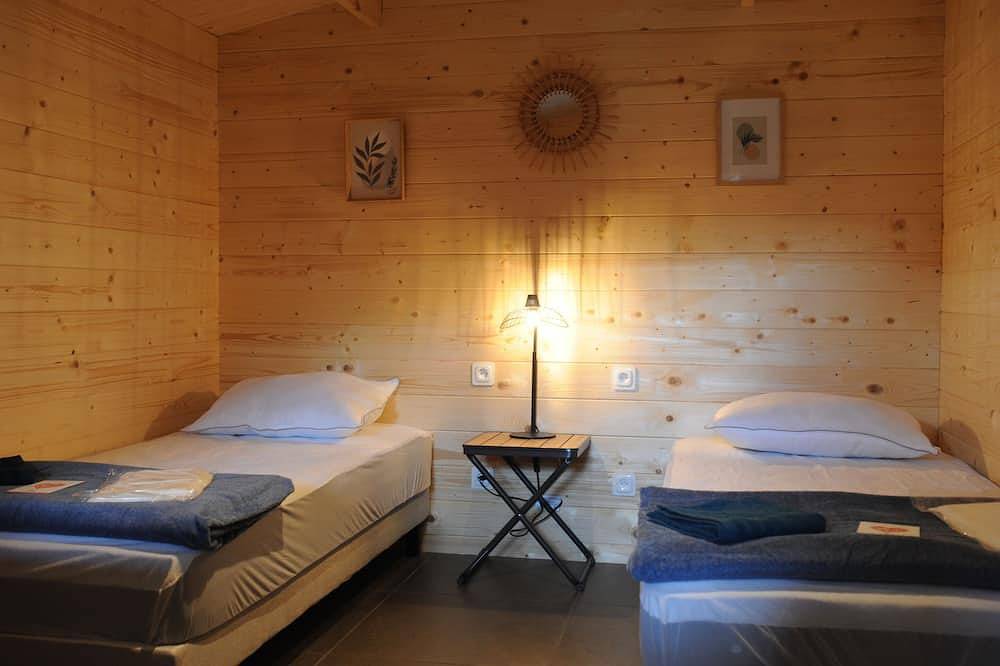 Gîte de groupe décor de chalets bois Les Marmottes in Aunay-sous-Auneau, Région de Chartres