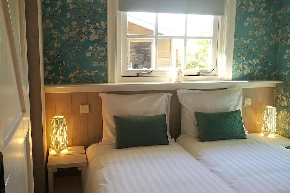 Magische Ferien in diesem stimmungsvollen Ferienhaus am Wasser, familienfreundliche Gruppenunterkunft, 4 Schlafzimmer, 2 Bäder. Genießen Sie luxuriöse Annehmlichkeiten wie eine Terrasse mit Steg, ein kleines Boot und einen gemütlichen Holzofen. In de in Niederländische Nordsee