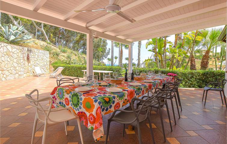 Location de vacances pour 23 personnes, avec terrasse ainsi que piscine et jardin, animaux acceptés à Balestrate - 4