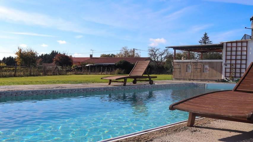 Location de vacances pour 10 personnes, avec vue ainsi que jardin et piscine à Charroux - 2