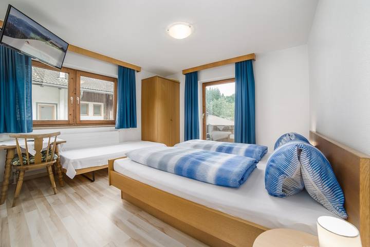 Ganze Wohnung, Ferienwohnung 'Oberanger' mit Bergblick, Gemeinschaftsgarten und Wi-Fi in Tuxer Alpen, Kaltenbach