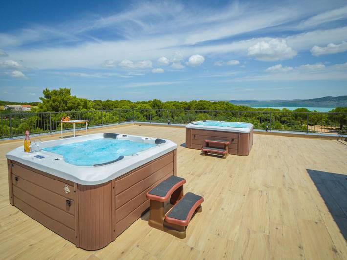 Ferienwohnung für 6 Personen, mit Garten und Pool in Drage (Pakoštane)