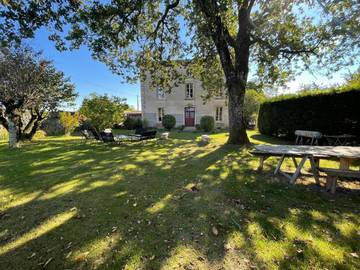 Cottage pour 12 personnes, avec jardin ainsi que terrasse et vue, animaux acceptés à La Crèche