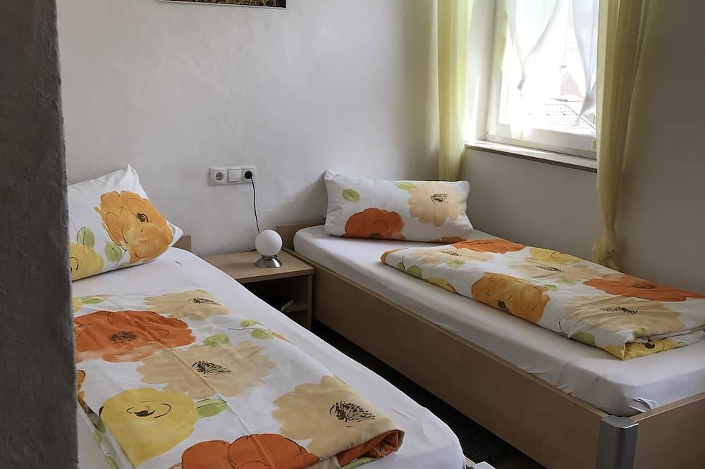 Ganze Wohnung, Gemütliche 45qm Ferienwohnung mit Balkon, kostenfreies Parken und Wlan in Nordheim am Main, Fränkisches Weinland