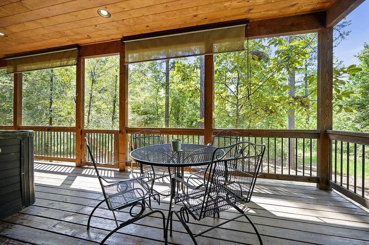 Log cabin for 4 people, with hot tub and terrace as well as garden in Broken Bow