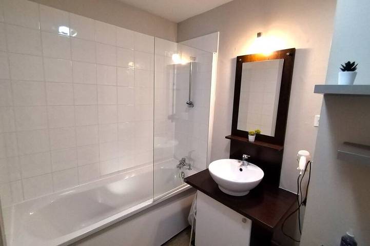 Entire apartment, Arreau, Apt: 1-bedroom apartment with terrace and pool, Lake Génos in Arreau, French Pyrenees