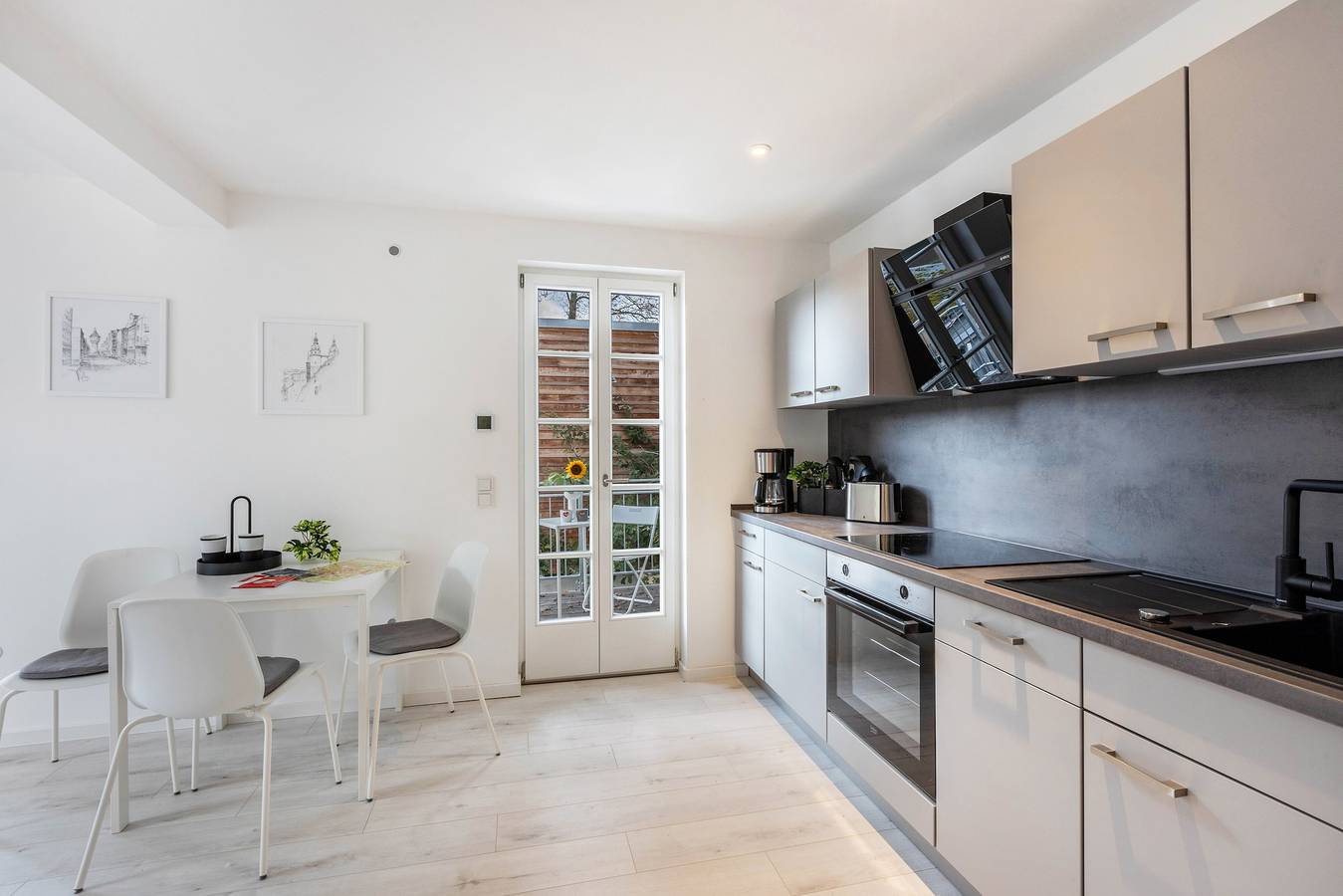 Appartement 'Saale Fewo Mit Burgblick' met uitzicht op het meer, gedeelde tuin en Wi-Fi, foto 10