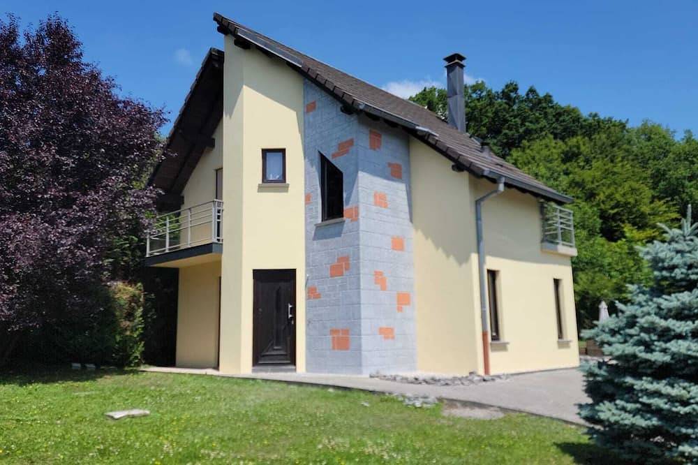 Chalet house at Lake Diefenbach in Puttelange-aux-Lacs, Saargemünd