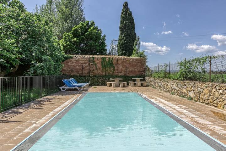 Apartamento entero, Alojamiento y desayuno 'Sant Iscle' con piscina compartida, Wi-Fi y aire acondicionado in Serra de Daró, Costa Brava