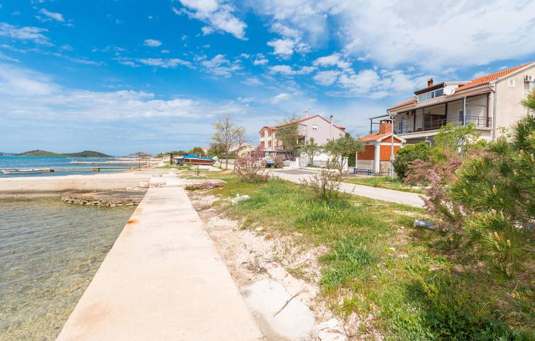 Ganze Ferienwohnung, Apartment mit Meerblick, Terrasse, Parkplatz und WLAN, 700 m vom Strand entfernt in Općina Sveti Filip i Jakov, Zadar