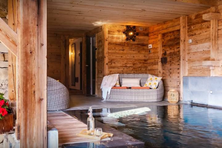 Gîte pour 12 personnes, avec Balcon et Terrasse ainsi que Jardin et Piscine à Les Clefs