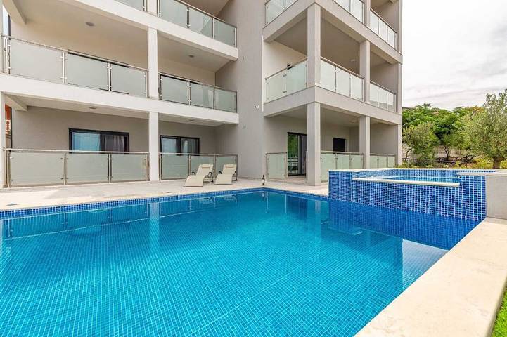 Ferienwohnung für 6 Personen, mit Terrasse und Garten in Karlobag