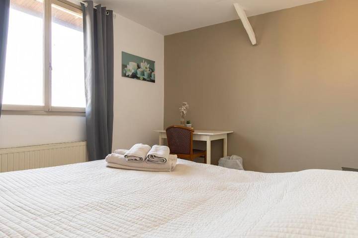 Location de vacances pour 12 personnes, avec terrasse et sauna ainsi que piscine et jardin, animaux acceptés à Fiennes (homonymie)