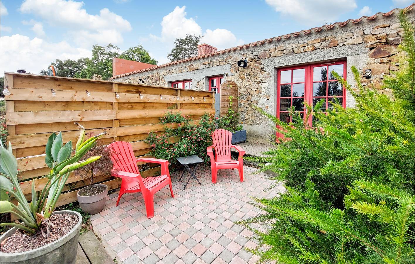 Frossay 2.5km Getaway with TV, Parking & Kitchen in Frossay, Loire Valley
