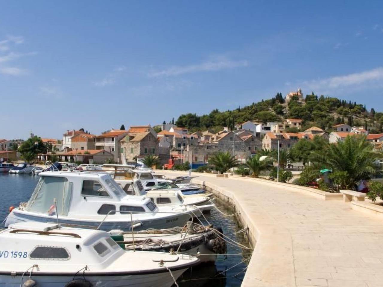 Ganze Wohnung, Mit Balkon in guter Lage in Tribunj, Šibenik-Knin