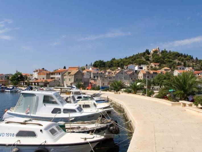 Ganze Wohnung, Mit Balkon in guter Lage in Tribunj, Šibenik-Knin